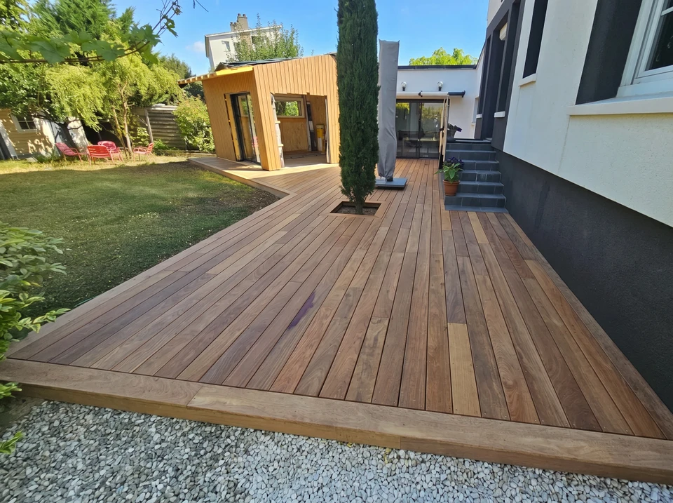 Terrasse contemporaine en bois avec banc intégré à lattes verticales